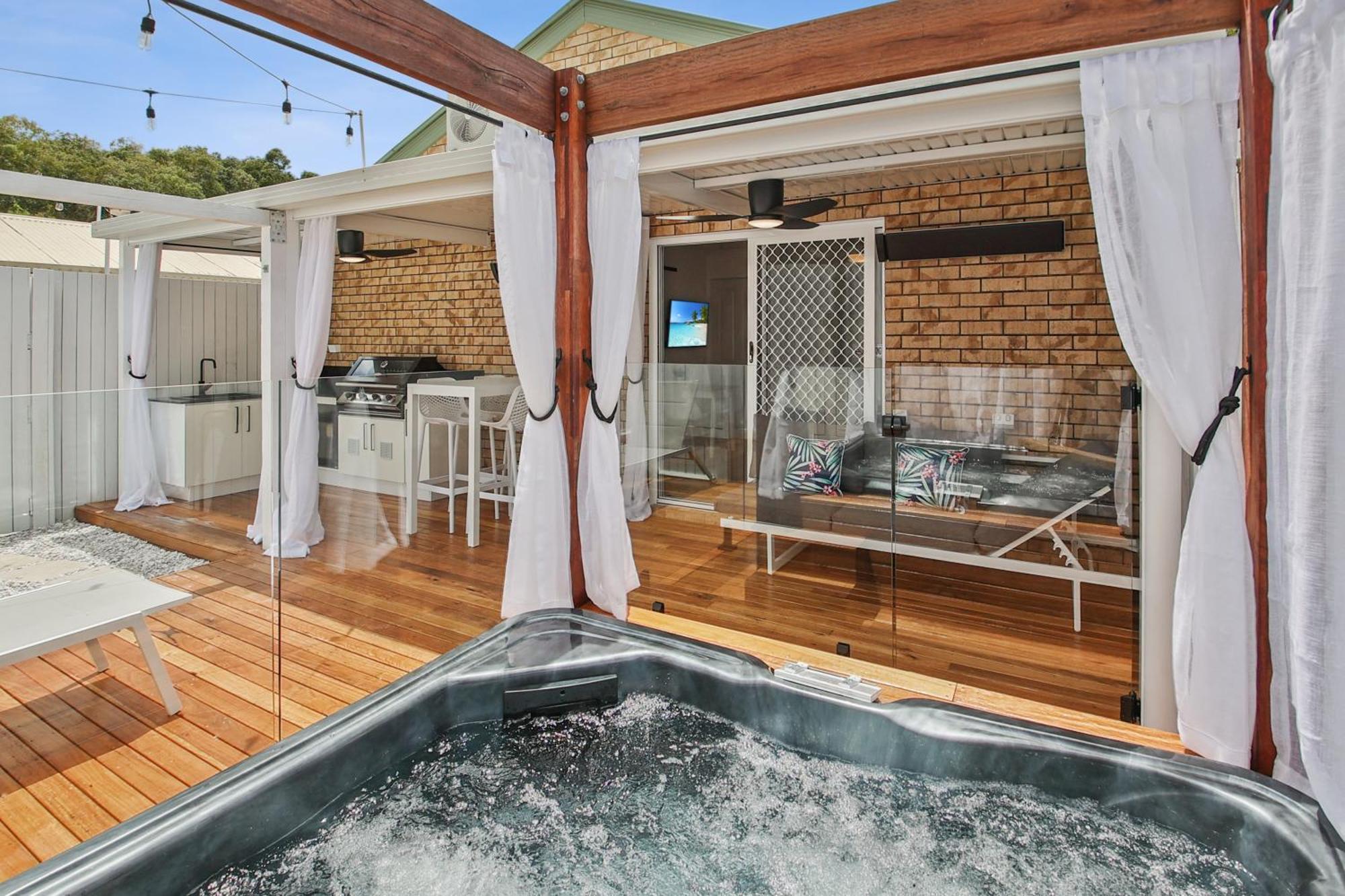 Private Outdoor Spa, Fire Pit - The Retreat Coolum Beach Hotel Exterior photo