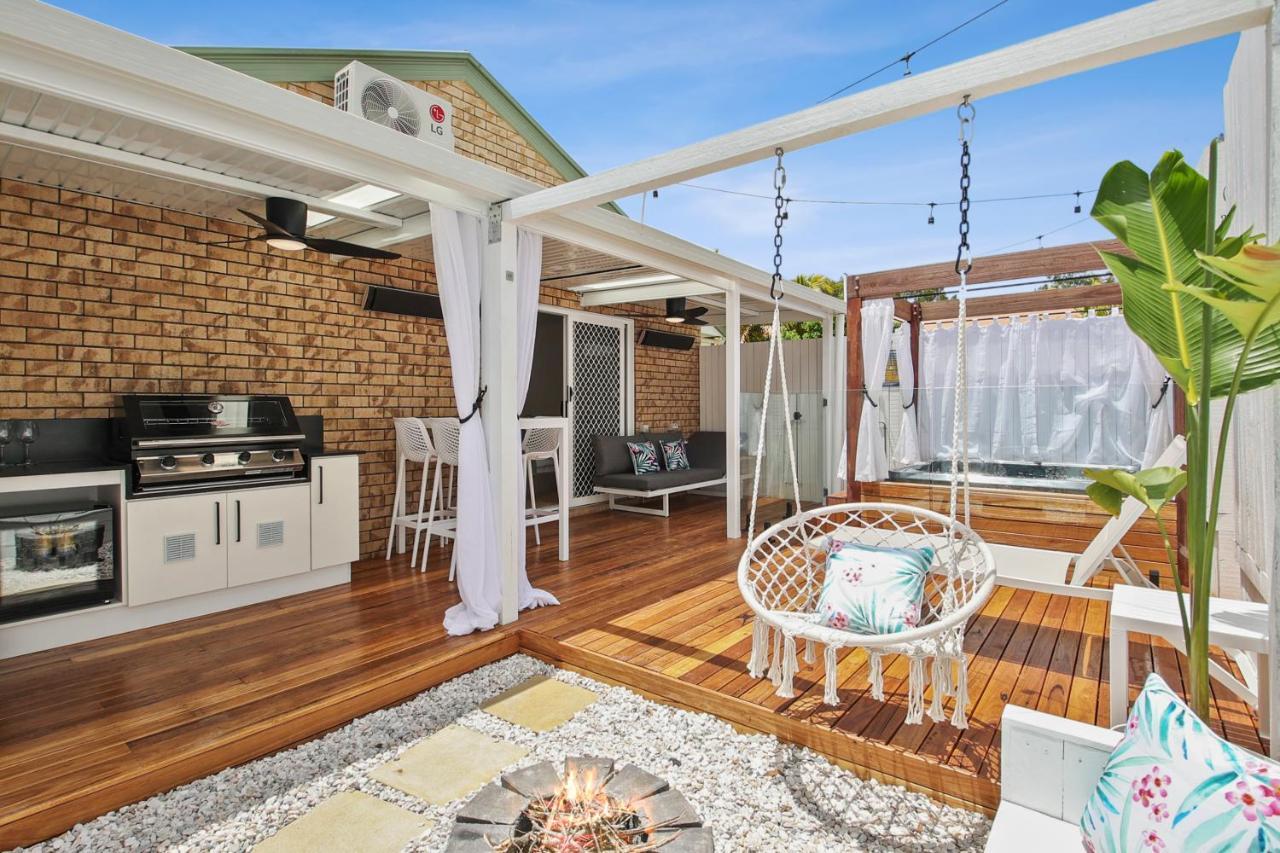 Private Outdoor Spa, Fire Pit - The Retreat Coolum Beach Hotel Exterior photo