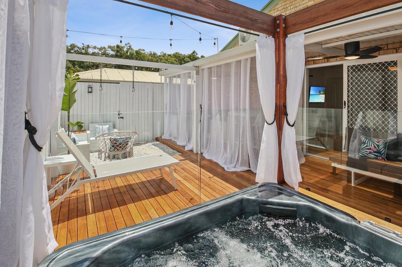 Private Outdoor Spa, Fire Pit - The Retreat Coolum Beach Hotel Exterior photo